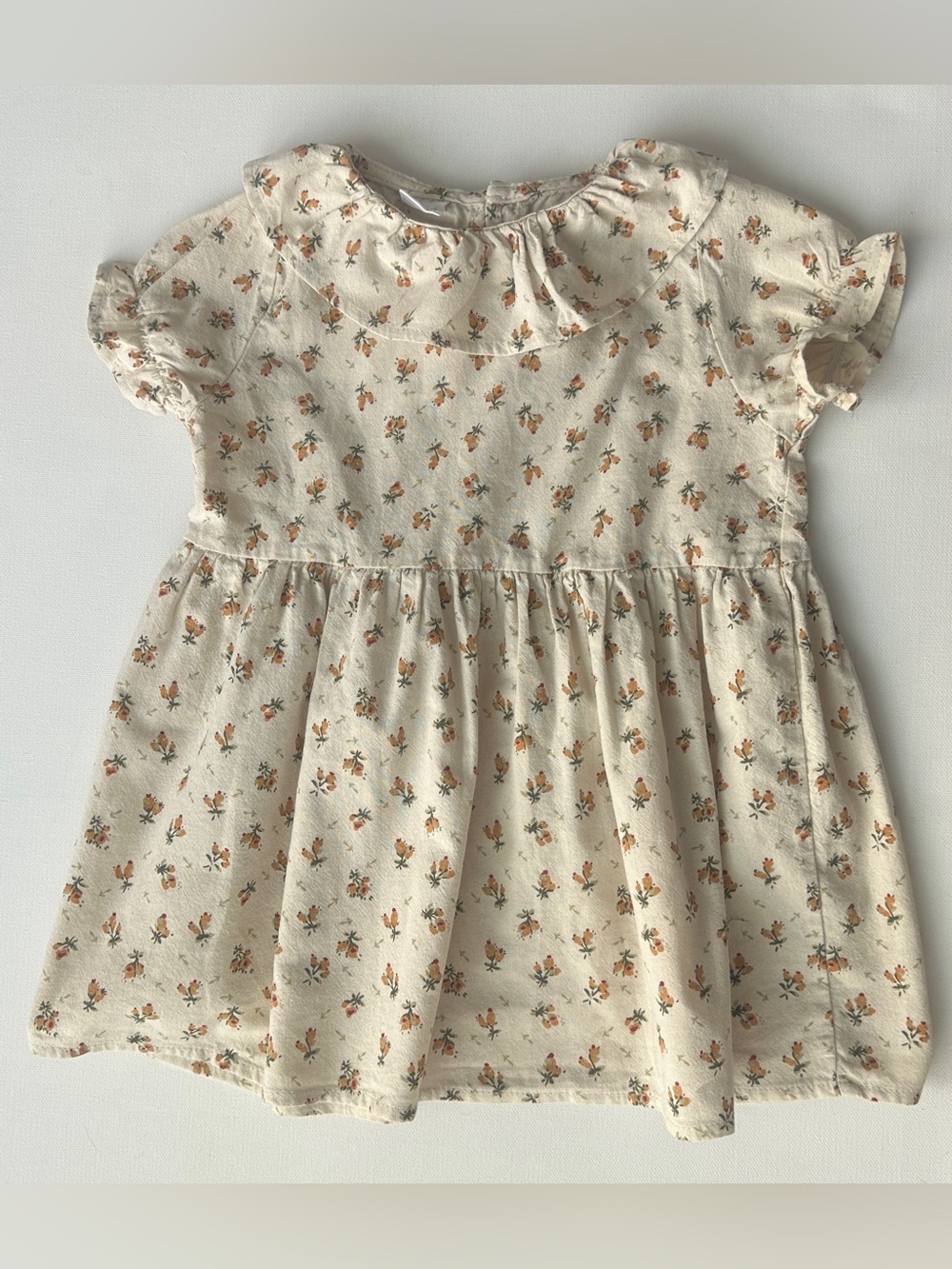 Girl’s dress ditsy wildflower print, oversized ruffled collar. Size 4T US-110 EU